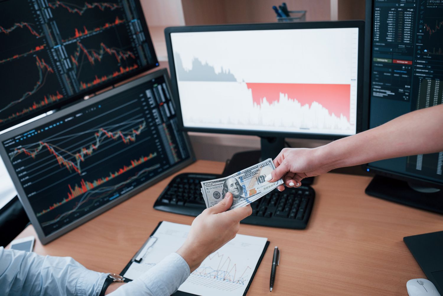 people trading currency